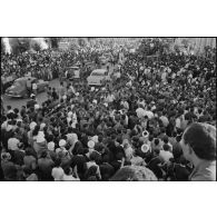 Manifestations devant le bureau de poste de Constantine à l'occasion de la proclamation d'indépendance de l'Algérie le 3 juillet 1962.