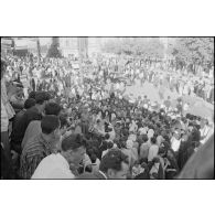 Manifestations devant le bureau de poste de Constantine à l'occasion de la proclamation d'indépendance de l'Algérie le 3 juillet 1962.