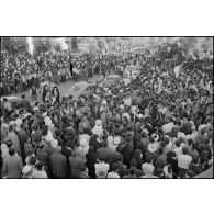 Manifestations devant le bureau de poste de Constantine à l'occasion de la proclamation d'indépendance de l'Algérie le 3 juillet 1962.