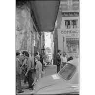 Manifestations dans les rues de Constantine à l'occasion de la proclamation d'indépendance de l'Algérie le 3 juillet 1962.