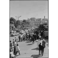 Manifestations dans les rues de Constantine à l'occasion de la proclamation d'indépendance de l'Algérie le 3 juillet 1962.