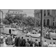Manifestations devant le bureau de poste de Constantine à l'occasion de la proclamation d'indépendance de l'Algérie le 3 juillet 1962.