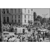 Manifestations devant le bureau de poste de Constantine à l'occasion de la proclamation d'indépendance de l'Algérie le 3 juillet 1962.