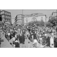 Manifestations devant le bureau de poste de Constantine à l'occasion de la proclamation d'indépendance de l'Algérie le 3 juillet 1962.