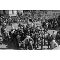 Manifestations devant le bureau de poste de Constantine à l'occasion de la proclamation d'indépendance de l'Algérie le 3 juillet 1962.