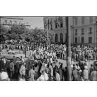 Manifestations devant le bureau de poste de Constantine à l'occasion de la proclamation d'indépendance de l'Algérie le 3 juillet 1962.