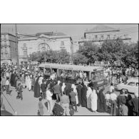 Manifestations devant le bureau de poste de Constantine à l'occasion de la proclamation d'indépendance de l'Algérie le 3 juillet 1962.