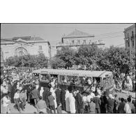Manifestations devant le bureau de poste de Constantine à l'occasion de la proclamation d'indépendance de l'Algérie le 3 juillet 1962.