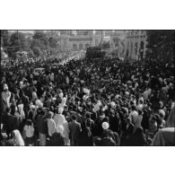 Manifestations devant le bureau de poste de Constantine à l'occasion de la proclamation d'indépendance de l'Algérie le 3 juillet 1962.