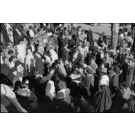 Manifestations devant le bureau de poste de Constantine à l'occasion de la proclamation d'indépendance de l'Algérie le 3 juillet 1962.