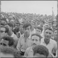 Les algérois regardent les personnalités politiques apparaissant au balcon de la préfecture d'Alger pour fêter l'indépendance de l'Algérie.
