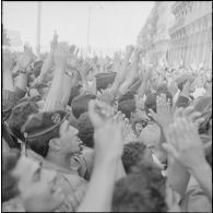 Les algérois acclament les personnalités politiques apparaissant au balcon de la préfecture d'Alger pour fêter l'indépendance de l'Algérie.
