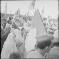 Les algérois acclament les personnalités politiques apparaissant au balcon de la préfecture d'Alger pour fêter l'indépendance de l'Algérie.