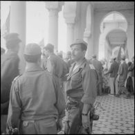 Des soldats à la préfecture d'Alger surveillent les algérois venus fêter l'indépendance de l'Algérie.