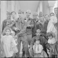 Fête de l'indépendance de l'Algérie à la préfecture d'Alger. Portrait de soldats avec des enfants.