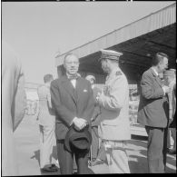 Commémoration du 14 Juillet 1962. L'ambassadeur Jean-Marcel Jeanneney avec le général Fourquet.