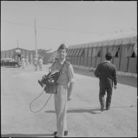 Commémoration du 14 Juillet 1962. Portrait du caméraman Bernard Miale de l'Établissement cinématographique des armées (ECA).