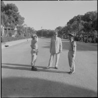 Commémoration du 14 Juillet 1962. Un soldat salue une autorité militaire.