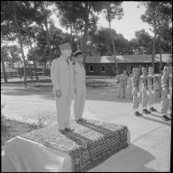 Commémoration du 14 Juillet 1962. Les autorités militaires regardent le défilé.