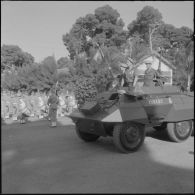 Commémoration du 14 Juillet 1962. Défilé d'une automitrailleuse Light armored car M8.