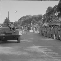 Commémoration du 14 Juillet 1962. Défilé d'une automitrailleuse Light armored car M8.
