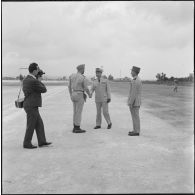 Départ du général Fourquet. Il salue un officier.