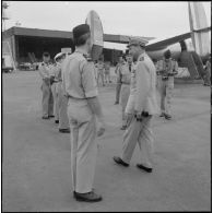 Départ du général Fourquet. Il salue des officiers.