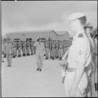 Départ du général Fourquet. Il passe les troupes en revue.