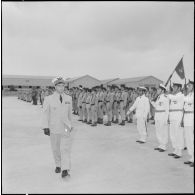 Départ du général Fourquet. Il passe les troupes en revue.
