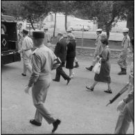 Obsèques d'un gendarme et d'un soldat du contingent à la chapelle de l'hôpital Maillot d'Alger. Convoi funéraire.