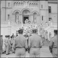 Obsèques d'un gendarme et d'un soldat du contingent à la chapelle de l'hôpital Maillot d'Alger.