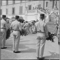 Obsèques d'un gendarme et d'un soldat du contingent à la chapelle de l'hôpital Maillot d'Alger. Convoi funéraire.