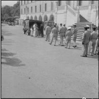Obsèques d'un gendarme et d'un soldat du contingent à la chapelle de l'hôpital Maillot d'Alger. Convoi funéraire.