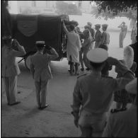 Obsèques d'un gendarme et d'un soldat du contingent à la chapelle de l'hôpital Maillot d'Alger. Convoi funéraire.
