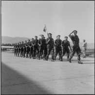 Prise d'armes. Défilé des parachutistes.
