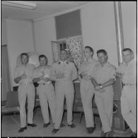 Pot à La Reghaïa. Portraits d'officiers.