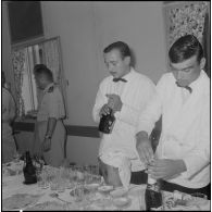 Pot à La Reghaïa. Les serveurs préparent les bouteilles.