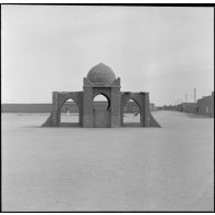 Un monument sur une place à Adrar.