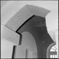 L'intérieur décoré d'un centre médical à Adrar.