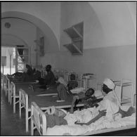 Des malades dans le dortoir d'un centre médical à Adrar.