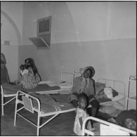 Des malades dans le dortoir d'un centre médical à Adrar.