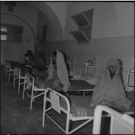Des malades dans le dortoir d'un centre médical à Adrar.