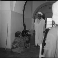 Des malades dans le dortoir d'un centre médical à Adrar.
