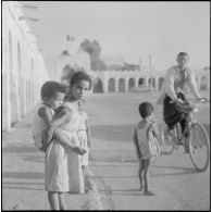 Portraits d'enfants dans une place à Colomb-Béchar.