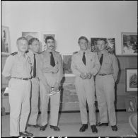 Portrait d'officiers visitant une exposition de peinture à la base aérienne 210 (BA 210).