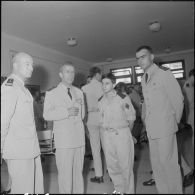 Des officiers visitent une exposition de peinture à la base aérienne 210 (BA 210).