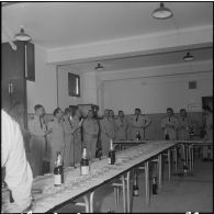 Cocktail organisé pour une exposition de peinture à la base aérienne 210 (BA 210).