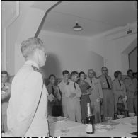 Cocktail organisé pour une exposition de peinture à la base aérienne 210 (BA 210).