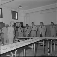 Cocktail organisé pour une exposition de peinture à la base aérienne 210 (BA 210).