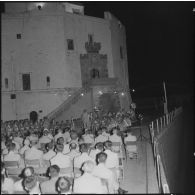 Les spectateurs regardent la rétrospective de chants et marches militaires à l'amirauté à Alger.